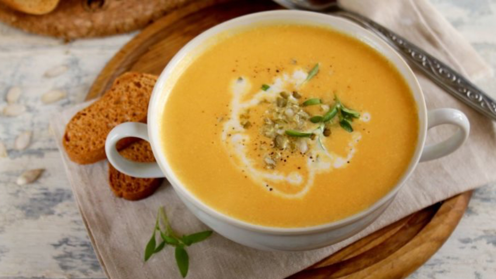 Суп из тыквы со сливками как приготовить. Тыквенный крем-суп со сливками. Тыквенно сырный суп. Тыквенный суп по нормандски. Тыквенный крем суп.